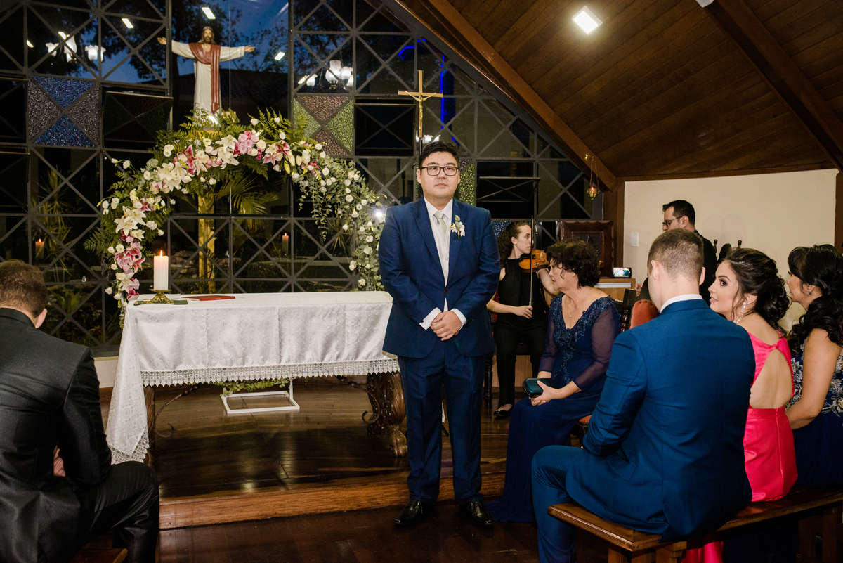 fotografia de casamento com o noivo esperando no altar