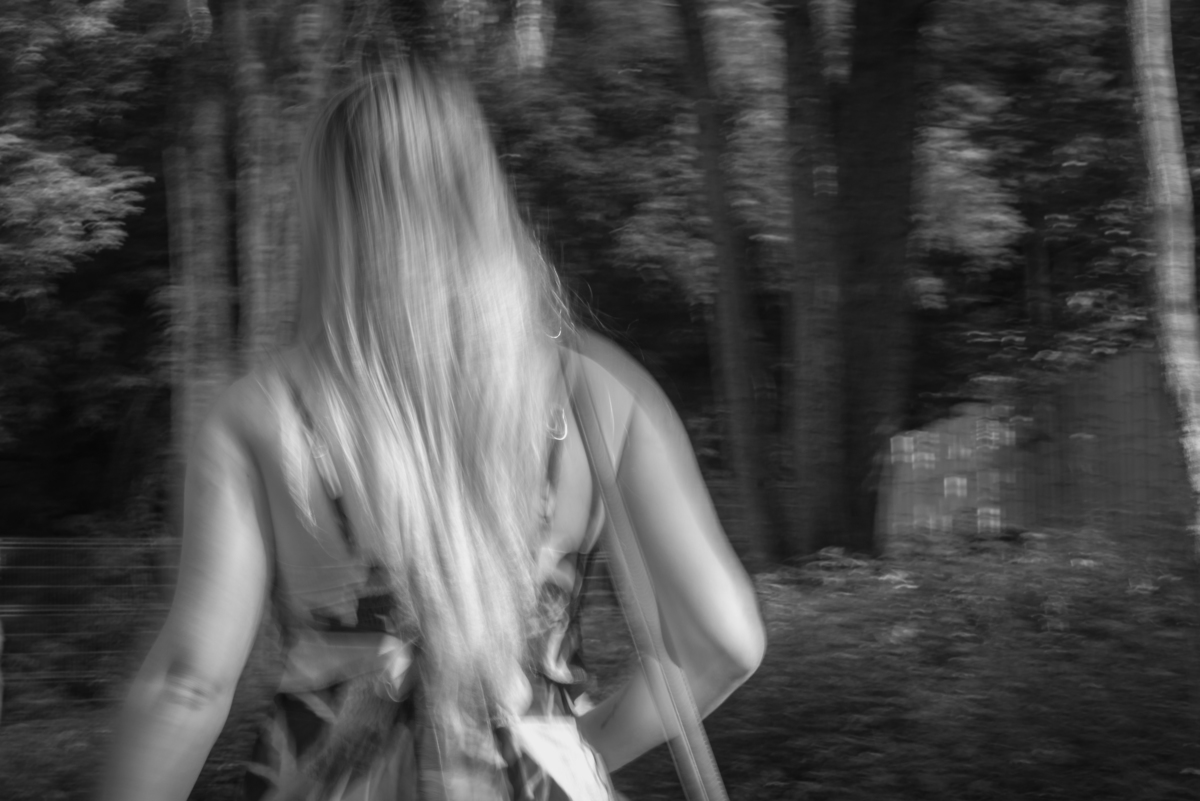 Andando no parque de costas