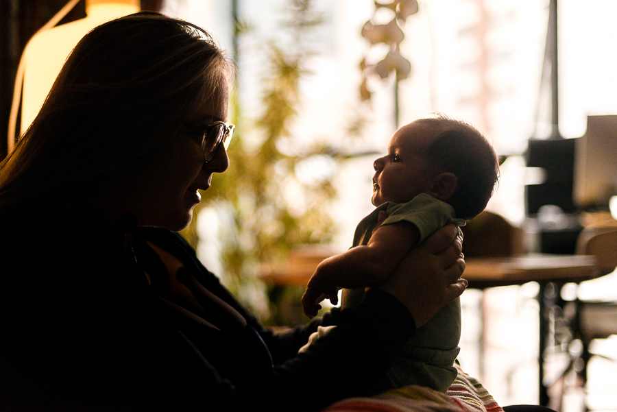 mamãe e bebê em ensaio em casa