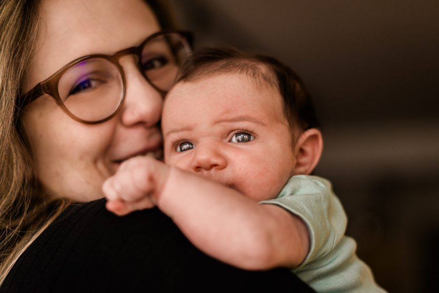 bebê recém nascido posando pra foto