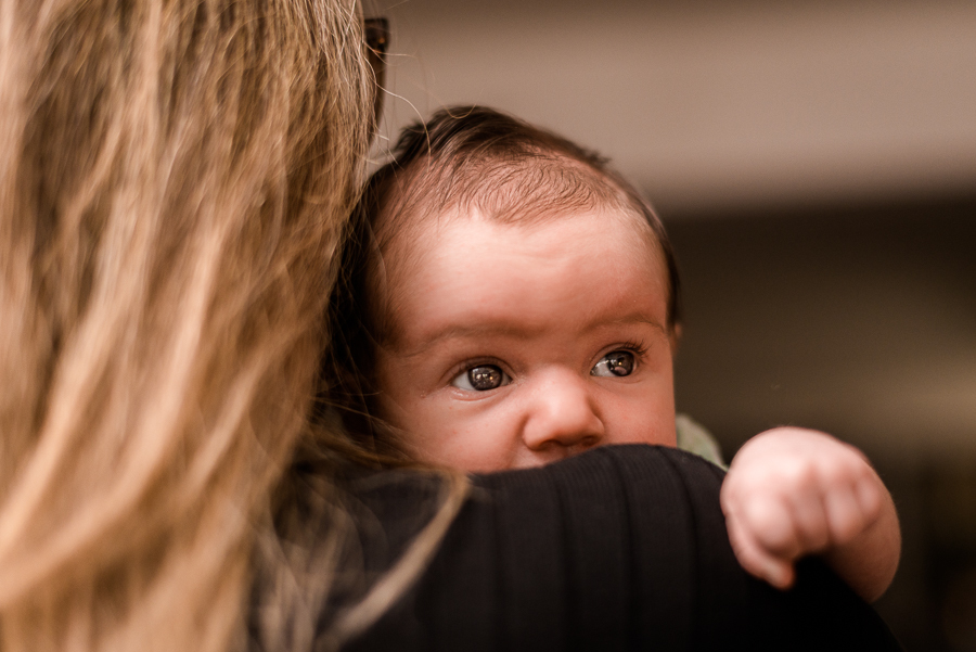 bebê recém nascido no colo da mãe