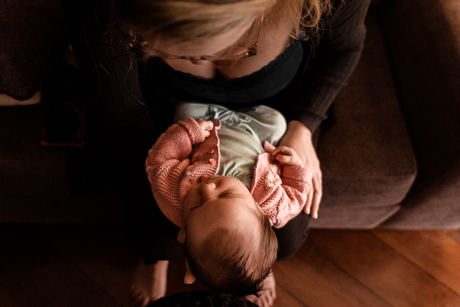 mamãe com o pequeno bebê no colo