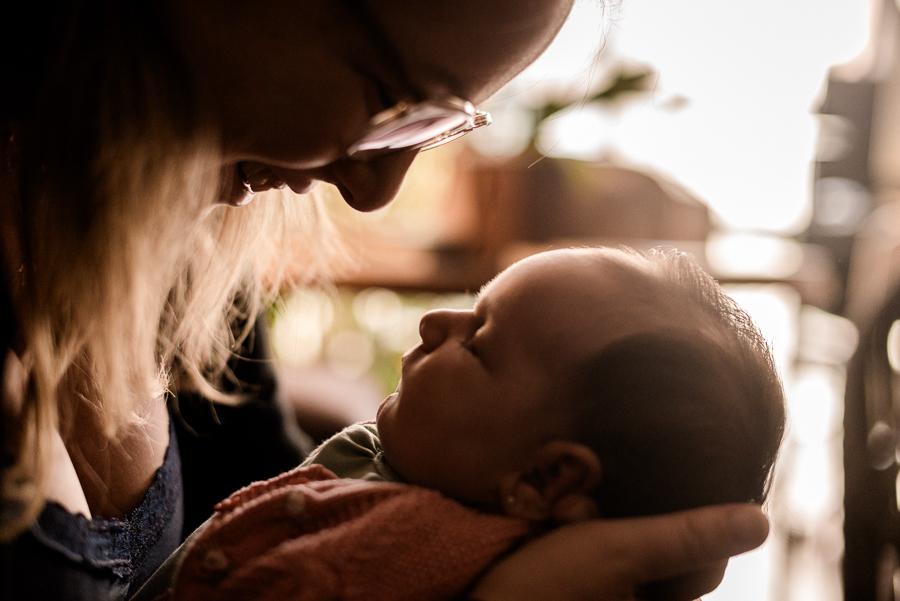 olhando o bebê bem de pertinho