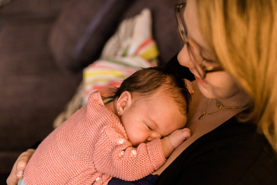 mamãe e bebê dormindo no colo