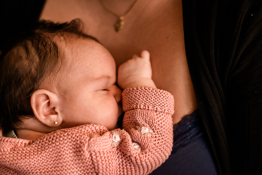 detalhe de colar da mãe e brinco do bebê