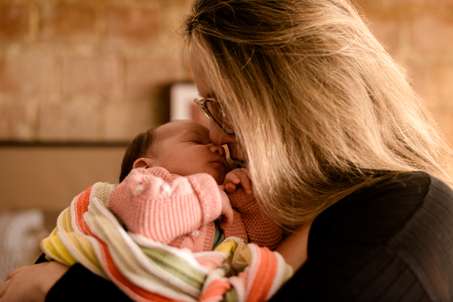 mãe cheirando a cria
