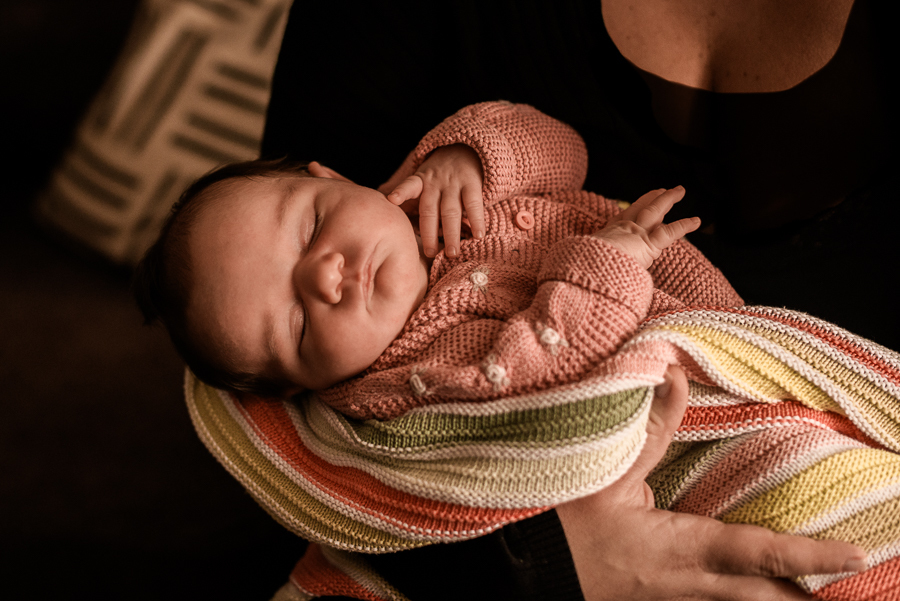 bebê recém nascido dormindo