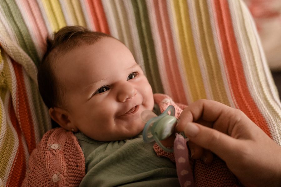 neném sorrindo pra mãe