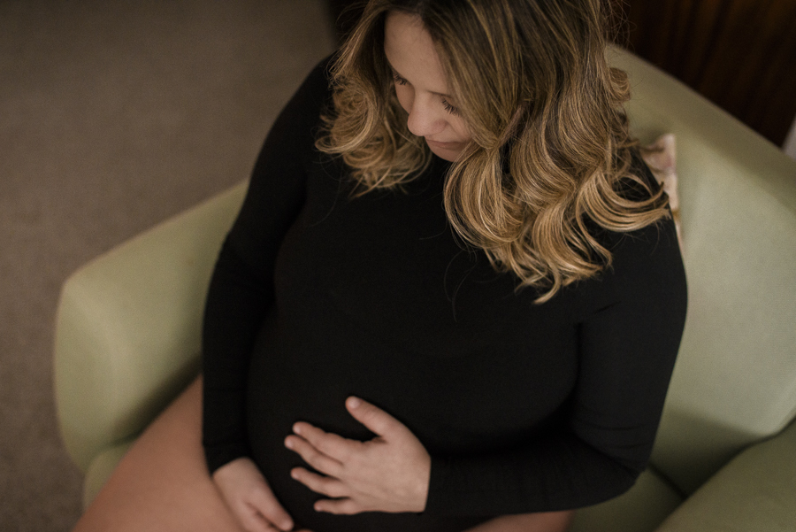 gestante olhando barriga