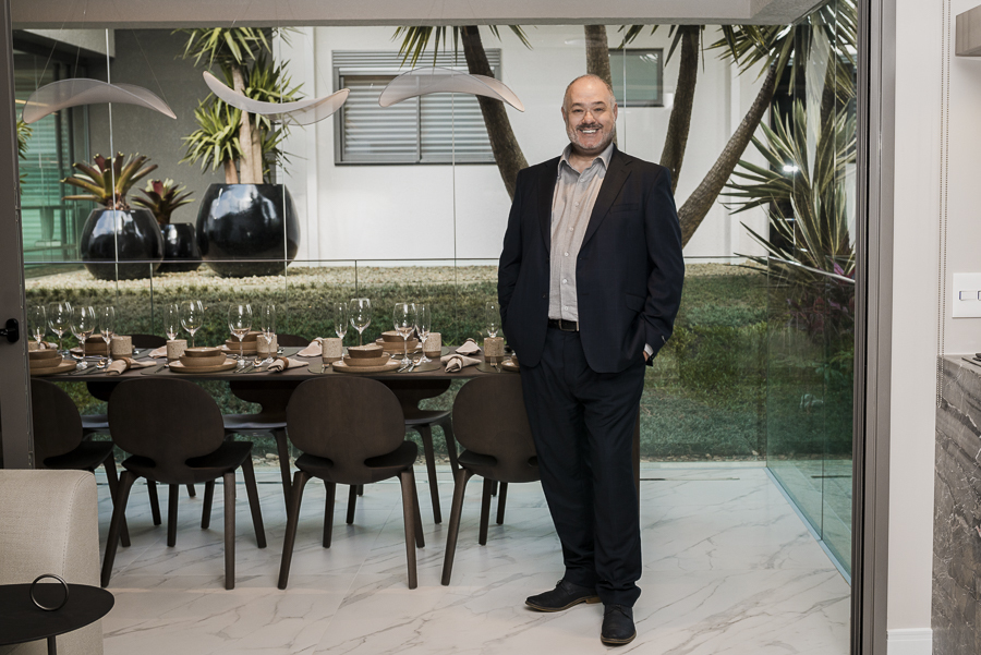 Corretor em showroom imobiliário