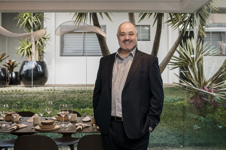 Corretor em showroom imobiliário