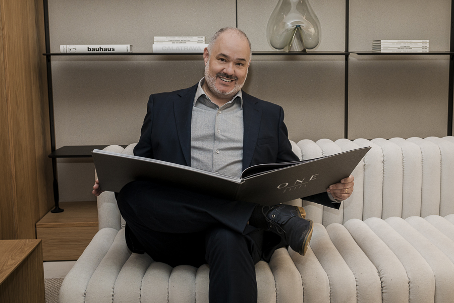 Corretor na sala em showroom imobiliário