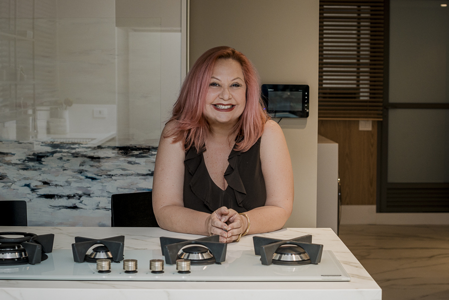 Corretora em showroom imobiliário