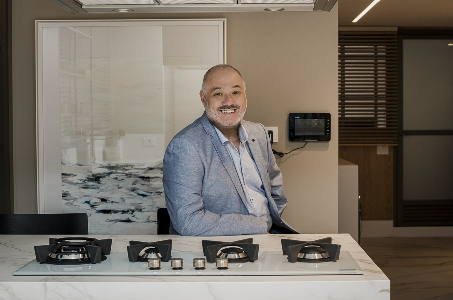 Corretor em cozinha showroom imobiliário