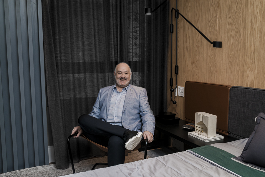 Corretor em showroom imobiliário