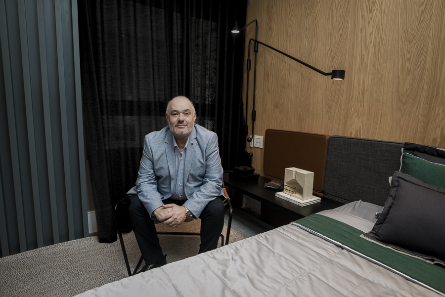 Corretor em showroom imobiliário