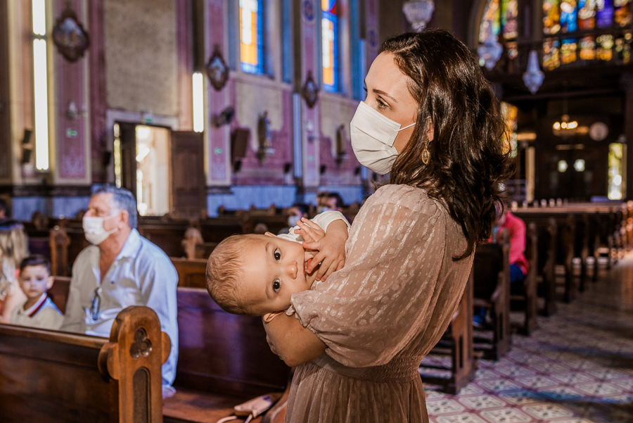 fotografia de batizado: mãe com filho no colo