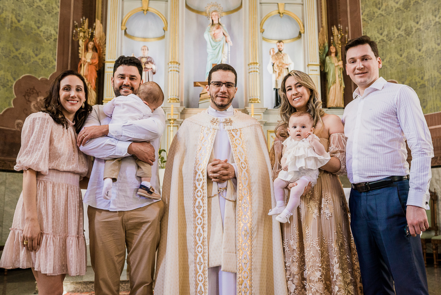 fotografia de batizado: a clássica foto com o padre