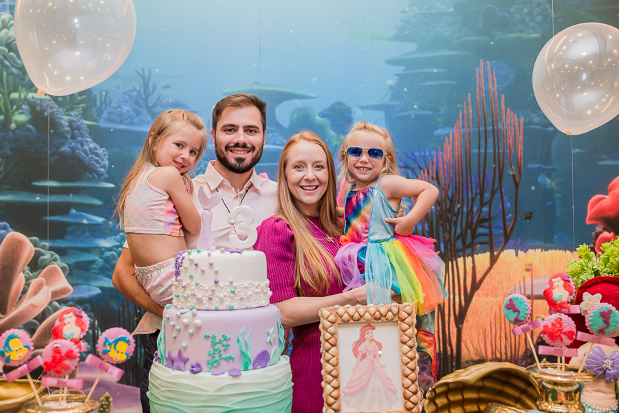 Fotografia de aniversário: família na mesa do bolo