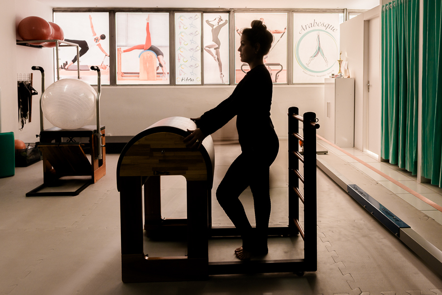 Fisioterapeuta posando em aparelho de pilates