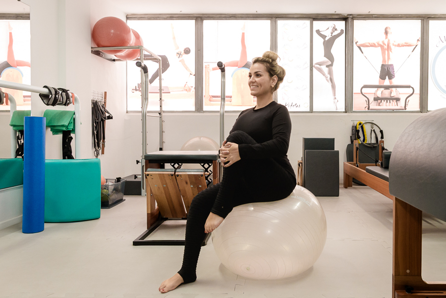Fisioterapeuta posando em bola de pilates