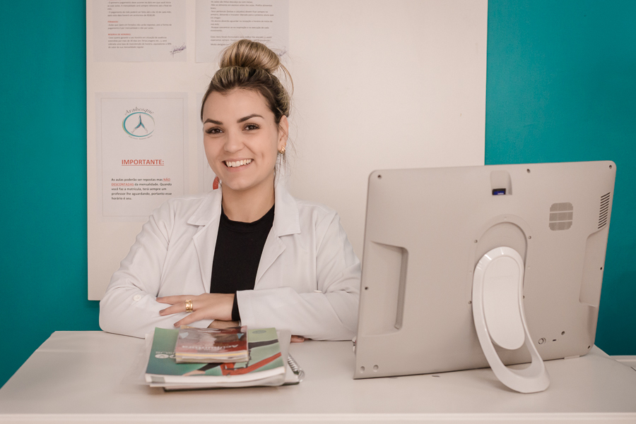 Fisioterapeuta posando em ensaio fotográfico profissional