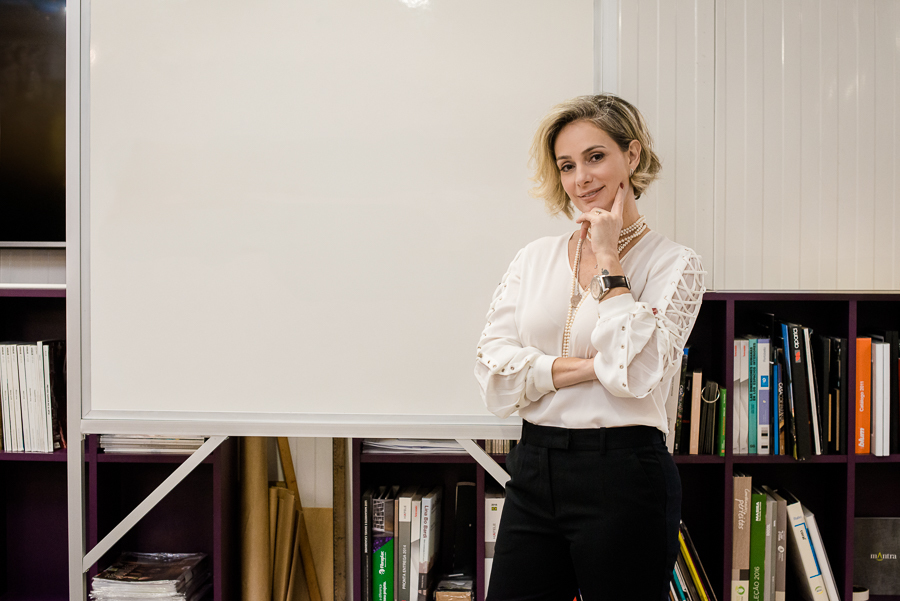 Ensaio fotografico pessoa na frente de quadro branco