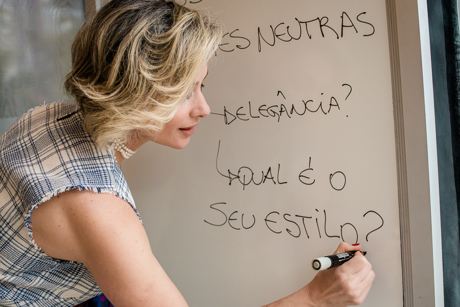 ensaio fotográfico, escrevendo no quadro branco