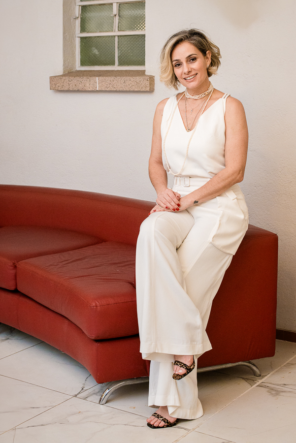 Ensaio fotográfico redes sociais, sentada no sofá