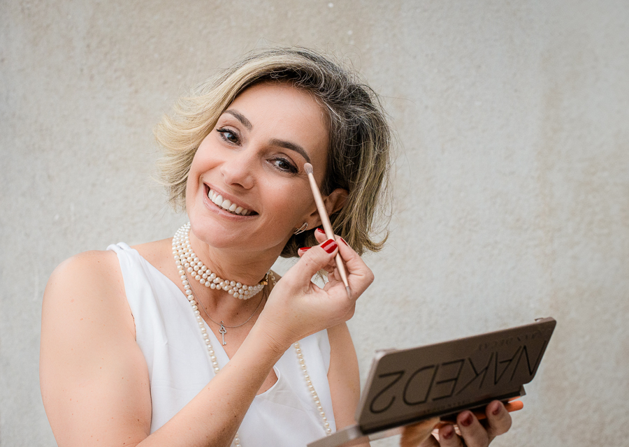 Ensaio fotográfico redes sociais, se maquiando