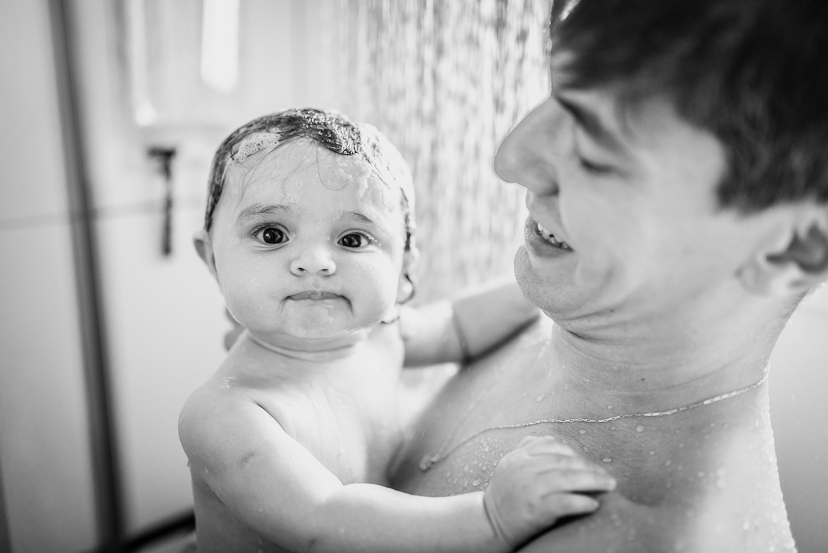 pai e filha no banho, fotografo, curitiba, ensaio familia, ensaio lifestyle, fotografo lifestyle, lifestyle, fotografo curitiba, fotografia documental, fotografia de familia, ensaio familia, fotografo familia, fotografia lifestyle, fotografia de familia