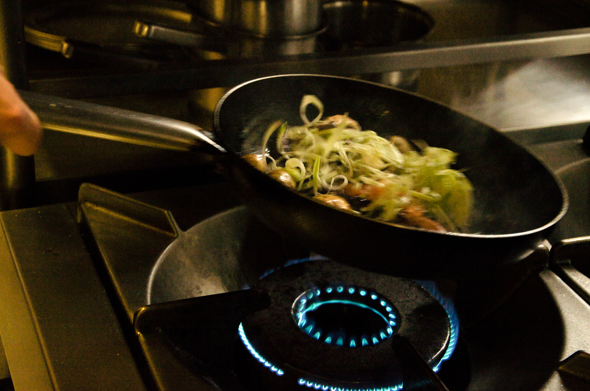 preparando a comida, fotografia gastronomica, fotografia de gastronomia, fotografia de comida, fotografia gastronomica curitiba, fotógrafo de gastronomia, fotógrafo curitiba, fotógrafo de gastronomia Curitiba, geísa borrelli fotografia