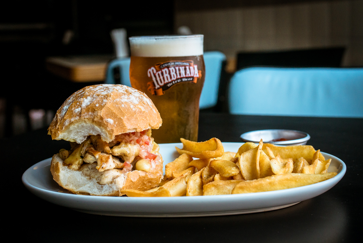 sanduíche com batata frita, fotografia gastronomica, fotografia de gastronomia, fotografia de comida, fotografia gastronomica curitiba, fotógrafo de gastronomia, fotógrafo curitiba, fotógrafo de gastronomia Curitiba, geísa borrelli fotografia