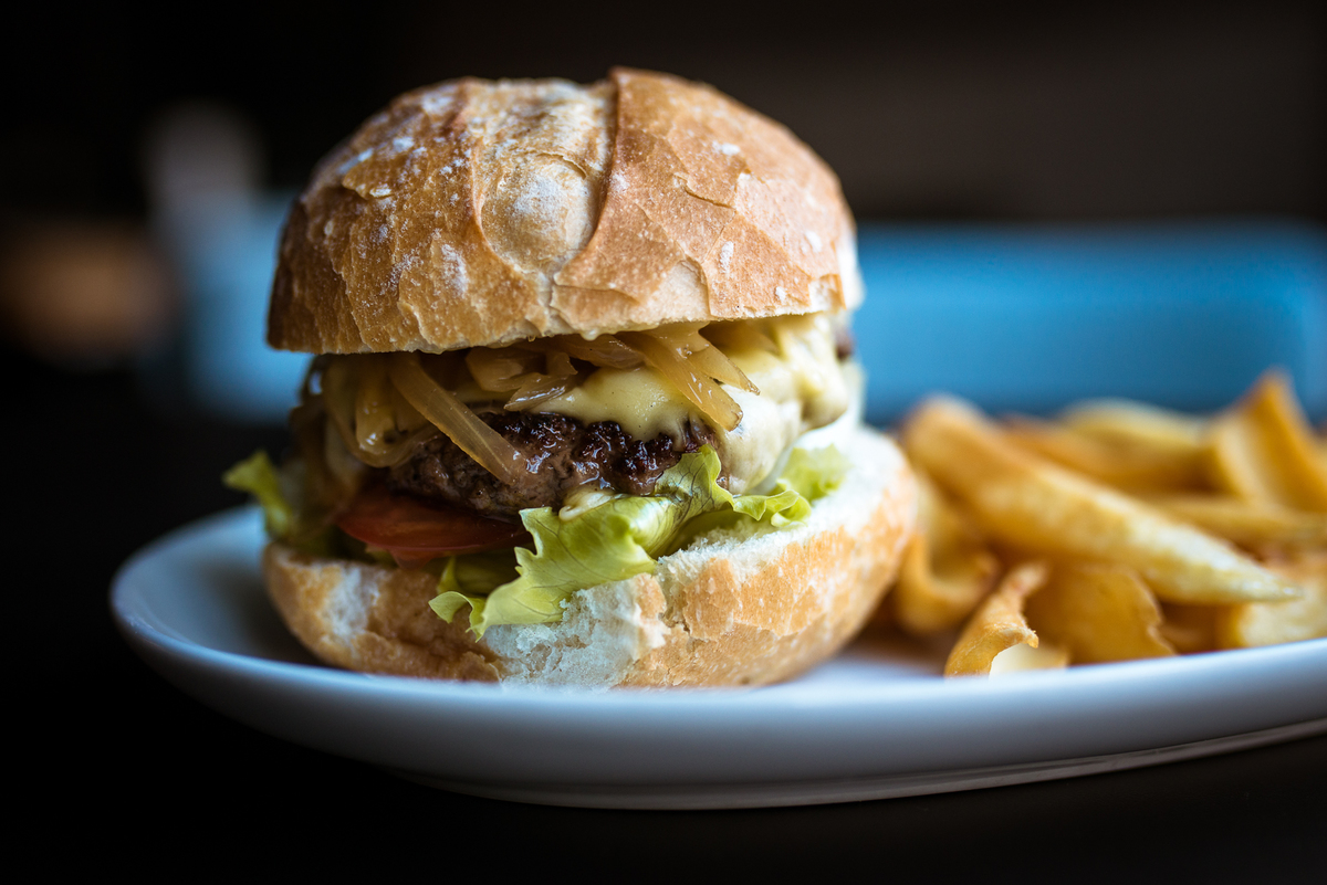 hamburguer com batata frita,  fotografia gastronomica, fotografia de gastronomia, fotografia de comida, fotografia gastronomica curitiba, fotógrafo de gastronomia, fotógrafo curitiba, fotógrafo de gastronomia Curitiba, geísa borrelli fotografia
