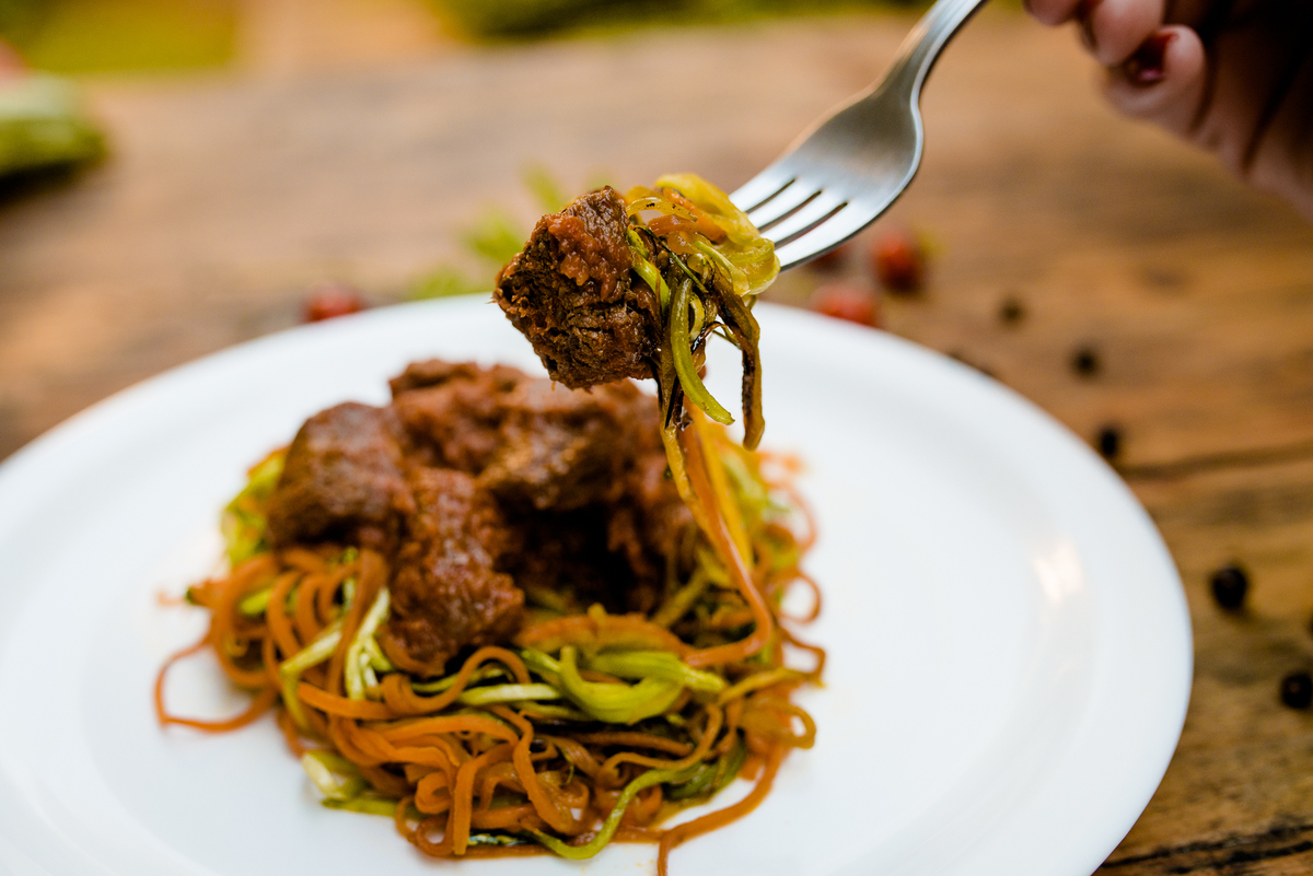 macarrão de abobrinha e ragu de carne, fotografia gastronomica, fotografia de gastronomia, fotografia de comida, fotografia gastronomica curitiba, fotógrafo de gastronomia, fotógrafo curitiba, fotógrafo de gastronomia Curitiba, geísa borrelli fotografia