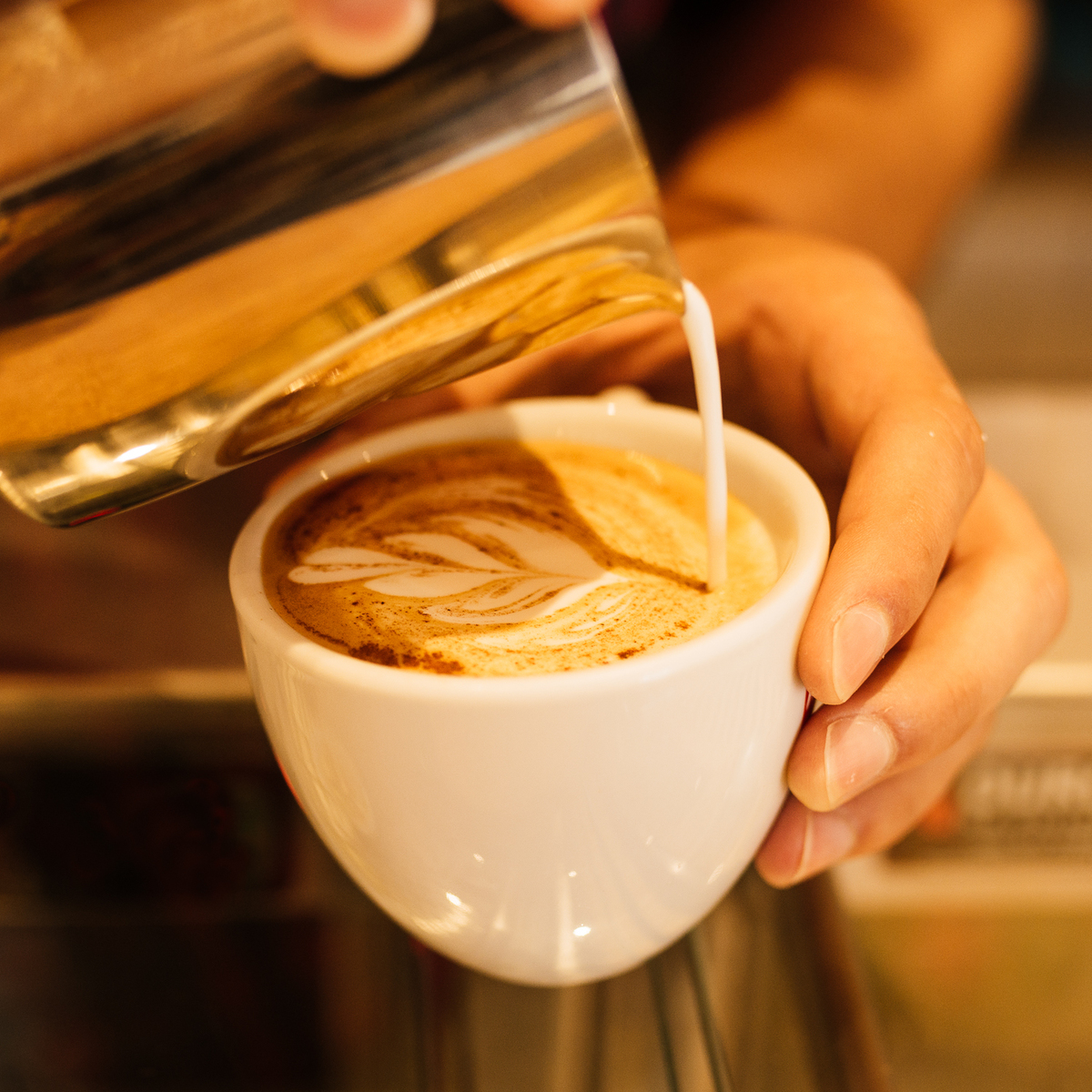 servindo um café, fotografia gastronomica, fotografia de gastronomia, fotografia de comida, fotografia gastronomica curitiba, fotógrafo de gastronomia, fotógrafo curitiba, fotógrafo de gastronomia Curitiba, geísa borrelli fotografia