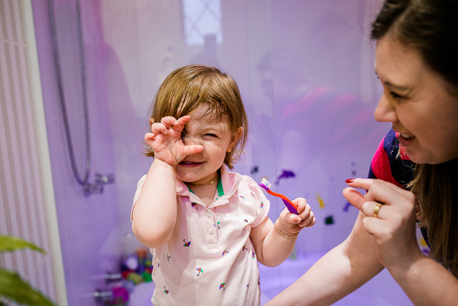 mãe e filha, escovando os dentes, fotografo, curitiba, ensaio familia, ensaio lifestyle, fotografo lifestyle, lifestyle, fotografo curitiba, fotografia documental, fotografia de familia, ensaio familia, fotografo familia