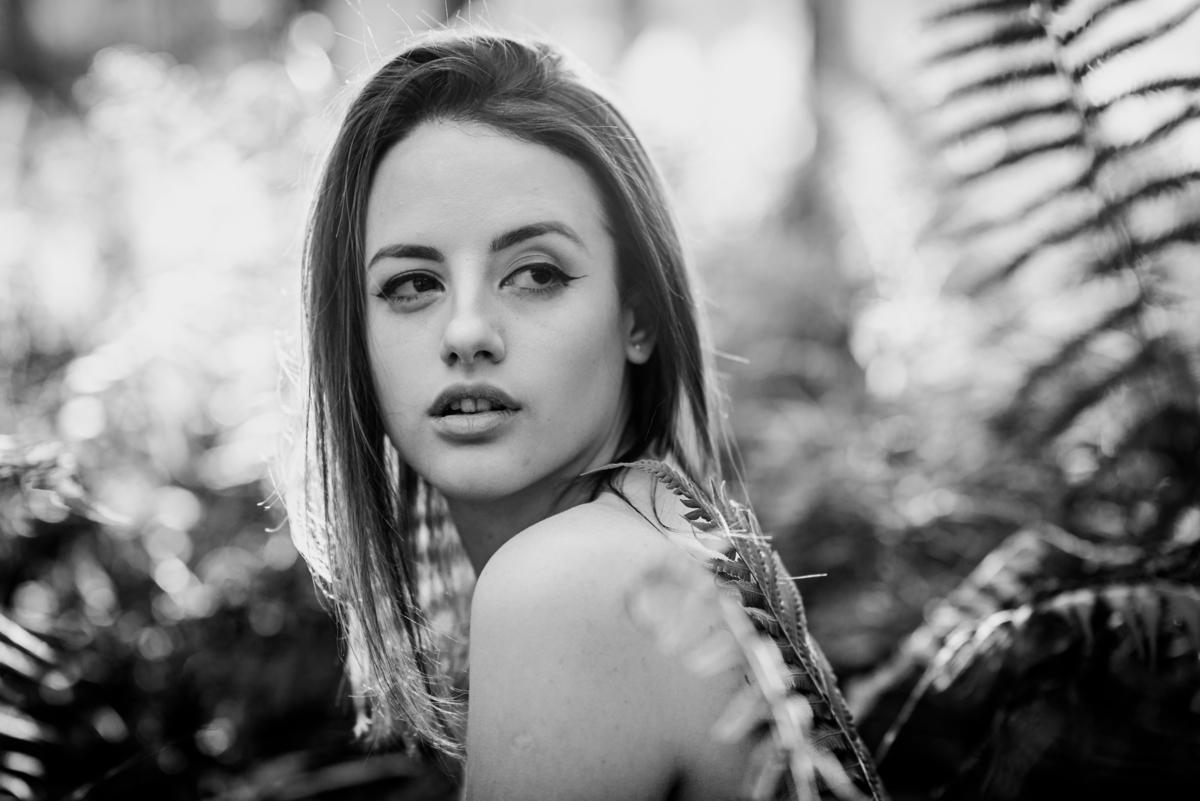 mulher de frente na mata, ensaio feminino, ensaio fotografico curitiba, ensaio externo, ensaio fotografico feminino, fotografo curitiba, ensaio fotográfico externo, fotografo curitibano, fotografa Curitiba 