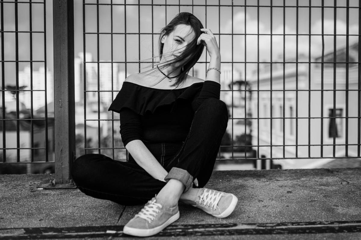 mulher sentada, ensaio feminino, ensaio fotografico curitiba, ensaio externo, ensaio fotografico feminino, fotografo curitiba, ensaio fotográfico externo, fotografo curitibano, fotografa Curitiba, ensaio urbano