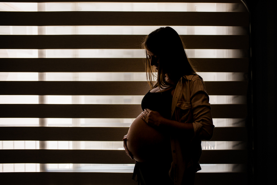 Gestante em silhueta, ensaio feito na casa da cliente.