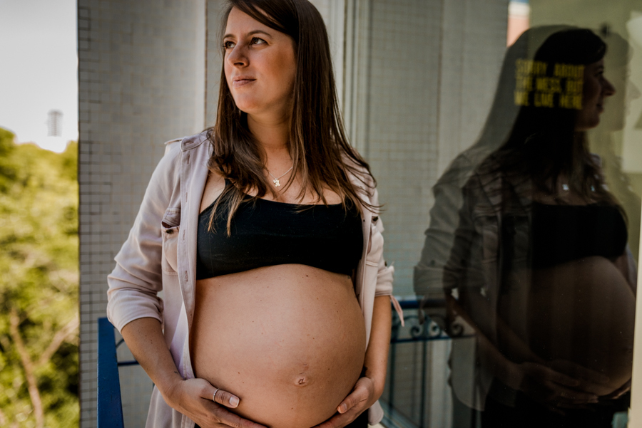 Gestante na varanda.