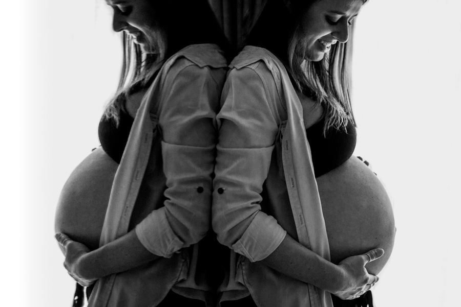 Gestante no espelho. Ensaio realizado na casa da cliente,