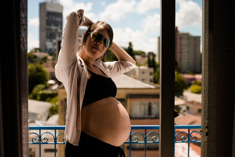 Gestante na sacada da casa onde mora.