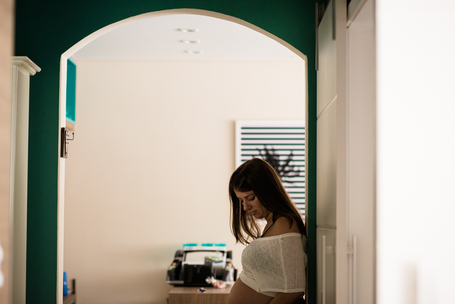 Gestante na porta de casa.