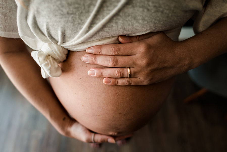 Foto da barriga da gestante, ensaio feito na casa da cliente.