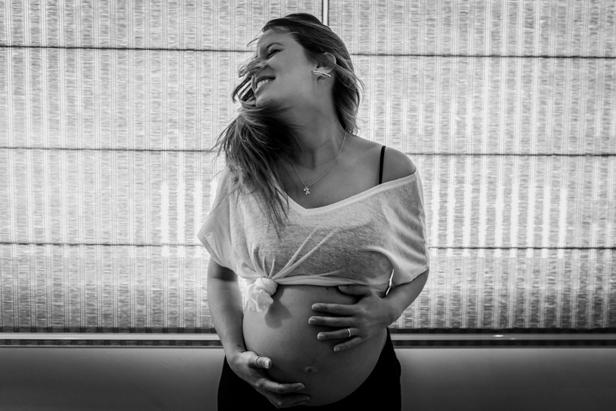 Gestante na frente da janela.
