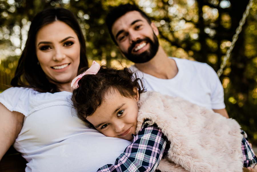 Ensaio fotográfico em casa, fotografia de família, mulher gestante, mãe pai e filha, fotografia de família, ensaio de família, ensaio fotográfico lifestyle, gestante Curitiba, fotógrafo Curitiba, ensaio fotográfico gestante