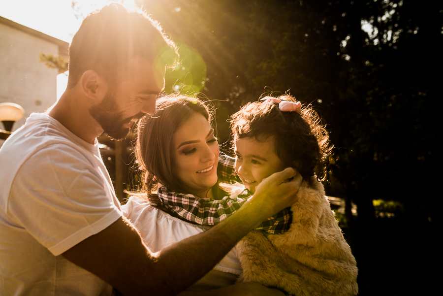 Ensaio fotográfico em casa, fotografia de família, mulher gestante, mãe pai e filha, fotografia de família, ensaio de família, ensaio fotográfico lifestyle, gestante Curitiba, fotógrafo Curitiba, ensaio fotográfico gestante