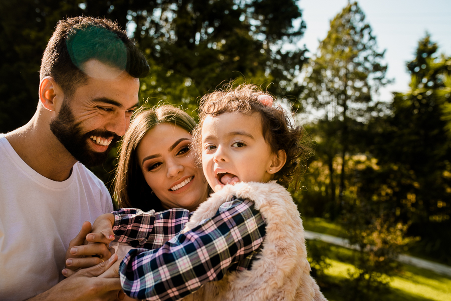 Ensaio fotográfico em casa, fotografia de família, mulher gestante, mãe pai e filha, fotografia de família, ensaio de família, ensaio fotográfico lifestyle, gestante Curitiba, fotógrafo Curitiba, ensaio fotográfico gestante