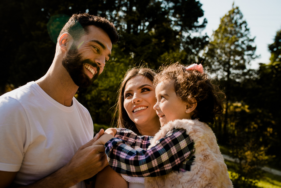 Ensaio fotográfico em casa, fotografia de família, mulher gestante, mãe pai e filha, fotografia de família, ensaio de família, ensaio fotográfico lifestyle, gestante Curitiba, fotógrafo Curitiba, ensaio fotográfico gestante